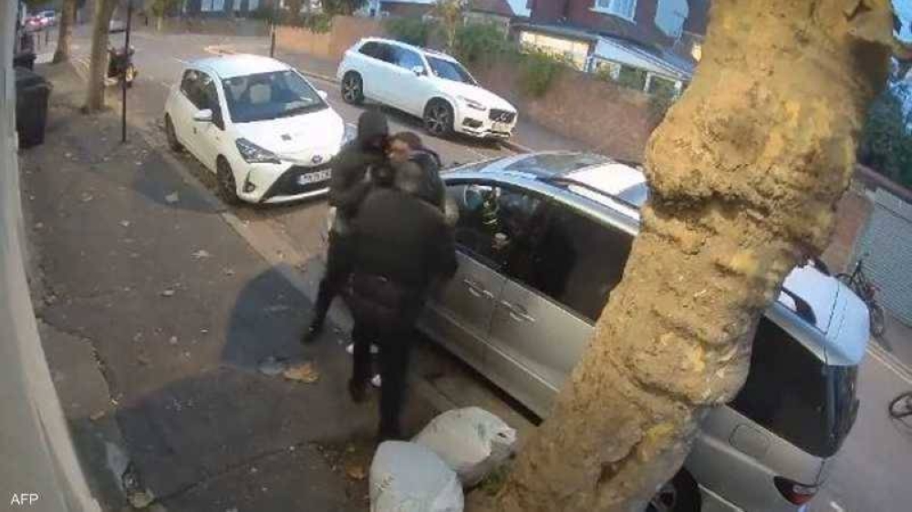 شاهد.. سرقة شخص تحت تهديد السلاح الأبيض وسط شارع عام في لندن