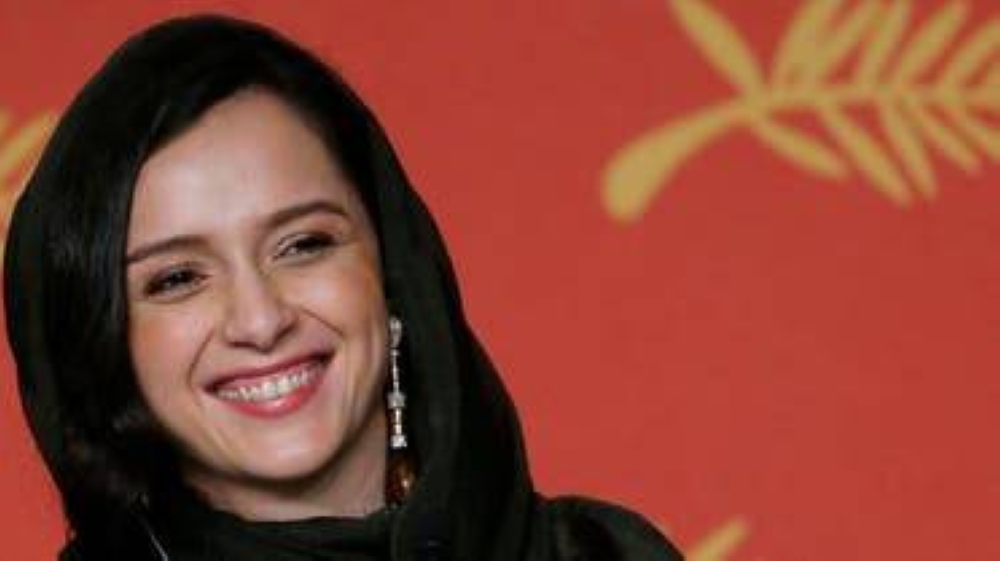 ظهرت بدون حجاب.. شاهد: أشهر ممثلة إيرانية تتحدى سلطات بلادها بلافتة جريئة