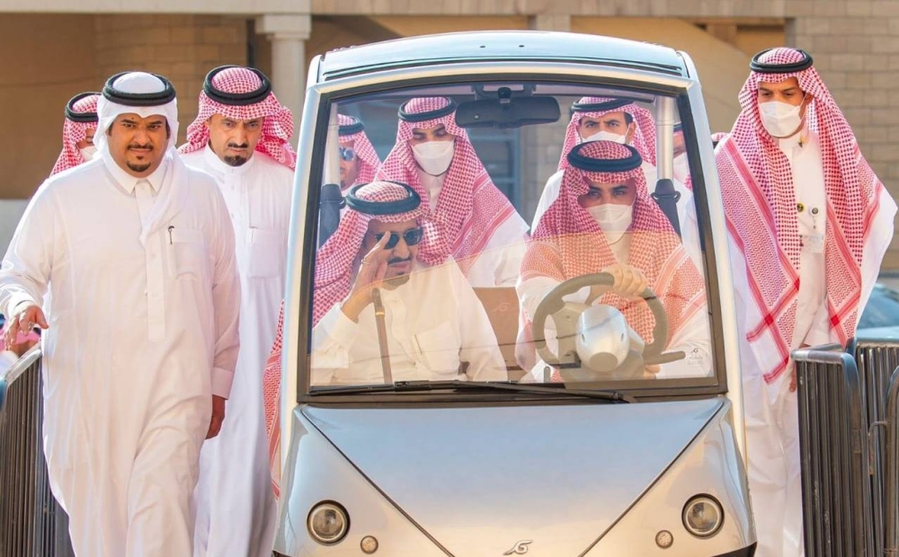 شاهد .. خادم الحرمين ‬⁩ يزور منطقة قصر الحكم في مدينة الرياض