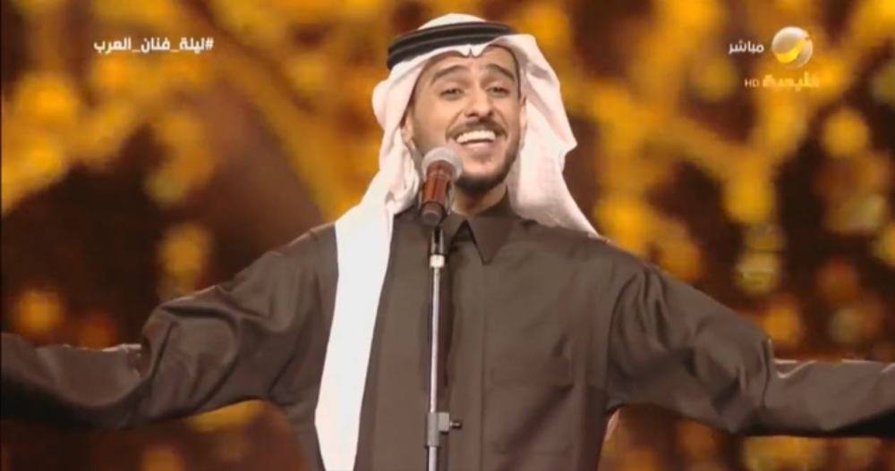 عايض القرني يغني "من بادي الوقت" على المسرح .. شاهد: ردة فعل الفنان محمد عبده