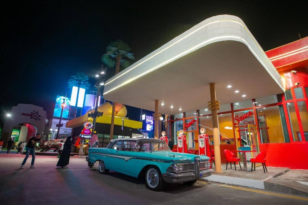 شاهد .. منطقة بوليفارد وورلد تنقل زوارها إلى أمريكا وشوارع هوليوود