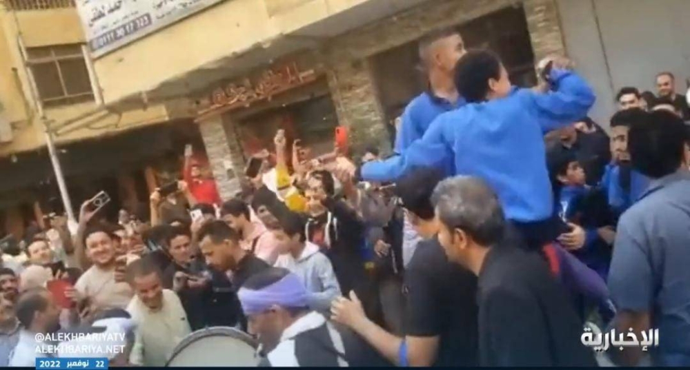 «بالطبل والمزمار».. شاهد.. احتفالات كبرى في أحياء مصر بعد فوز السعودية على الأرجنتين