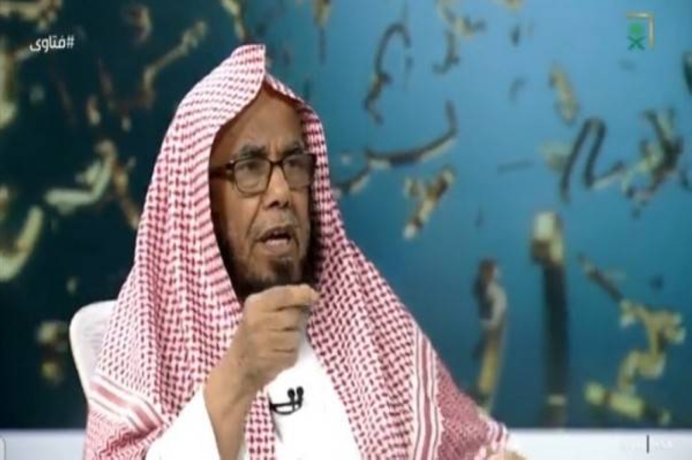 بالفيديو: المطلق يكشف حكم الصلاة بملابس فيها صور.. ويوضح حالة تأثم فيها المرأة عند الصلاة