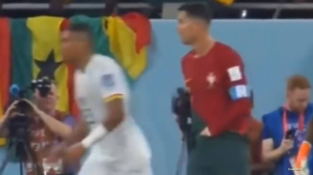 شاهد : رونالدو  يخرج شيئا من سرواله الداخلي ويضعه في فمه أثناء مباراة غانا في مونديال قطر