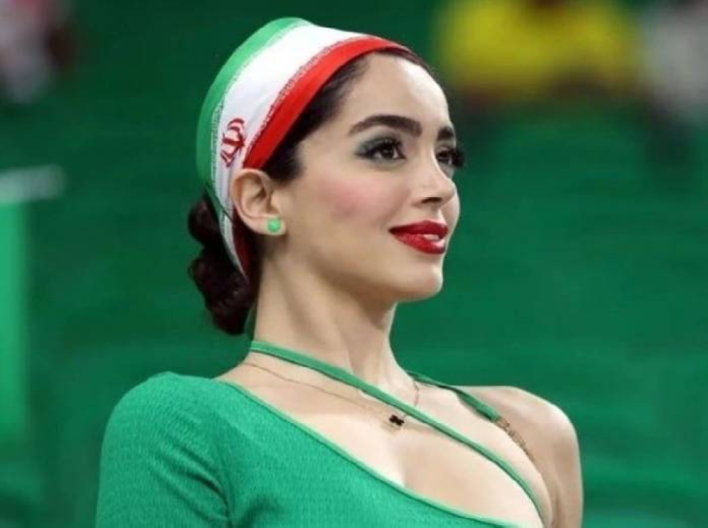 شاهد .. مشجعة إيرانية حسناء تخطف الأنظار في كأس العالم بقطر