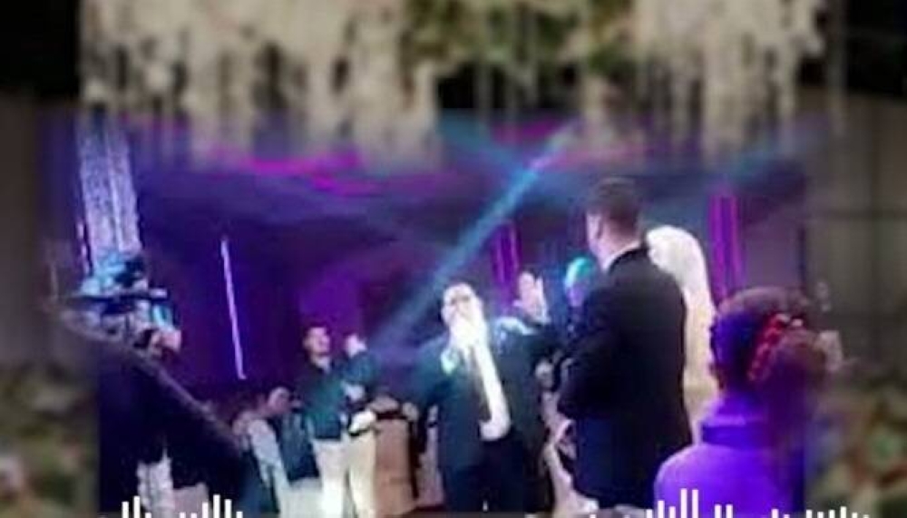 شاهد .. المصري الذي طلق زوجته في زفاف ابنته يخرج عن صمته ويعلق على الواقعة