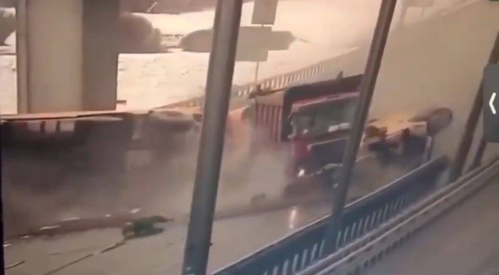 شاهد: سائق شاحنة ينام ويتسبب في حادث مروع بروسيا.. ومفاجأة بعدما طار في الشارع من قوة التصادم