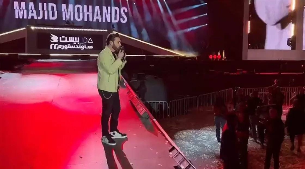 شاهد .. ردة فعل الفنان ماجد المهندس بعد قيام معجب برمي عقاله عليه في حفل "مدل بيست"