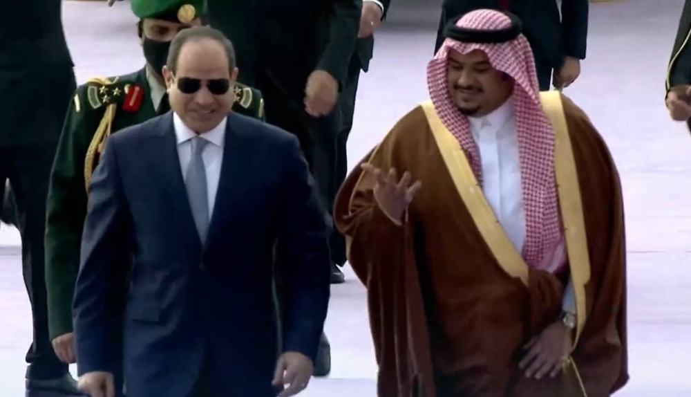 شاهد .. الرئيس المصري يصل إلى الرياض للمشاركة في القمة العربية الصينية