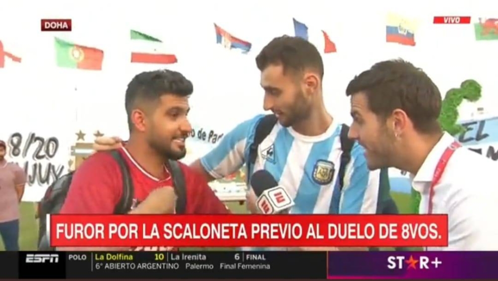 شاهد.. ردة فعل شاب "خليجي" تجاه مشجع أرجنتيني كان يستعد لمغادرة قطر بسبب نفاد أمواله