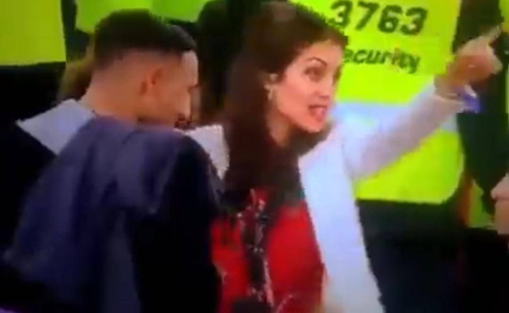 «لفيت الملعب كامل وبعدها جاي عندي».. شاهد: زوجة أشرف حكيمي توبخه لعدم احتفاله معها بفرحة التأهل