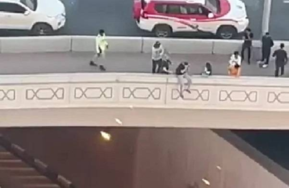 شاهد .. لحظة إنقاذ شاب حاول الانتحار بالقفز من أعلى جسر في الإمارات والكشف عن السبب