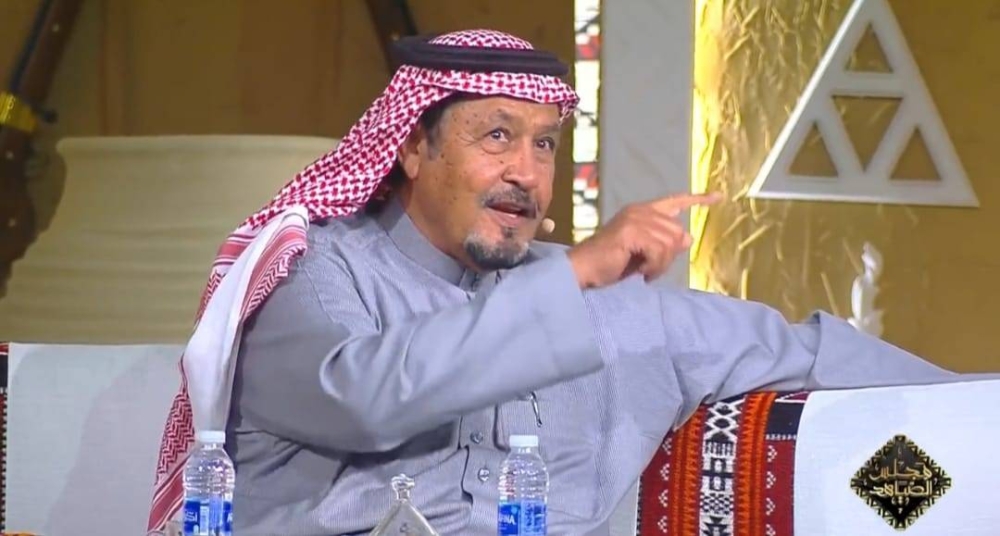 شاهد.. مالك الإبل فرحان بن نادر: اسمي كبير.. إذا حضرت هزّيت الميدان والمنطقة كل أبوها!