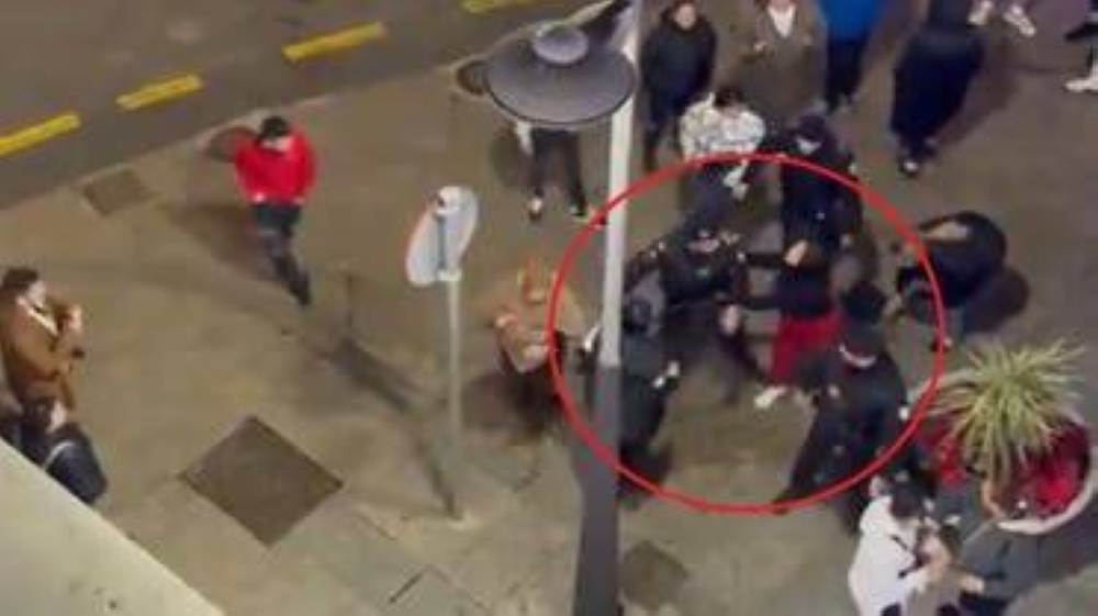 شاهد: الشرطة الإسبانية تعتدي على مشجعات مغربيات