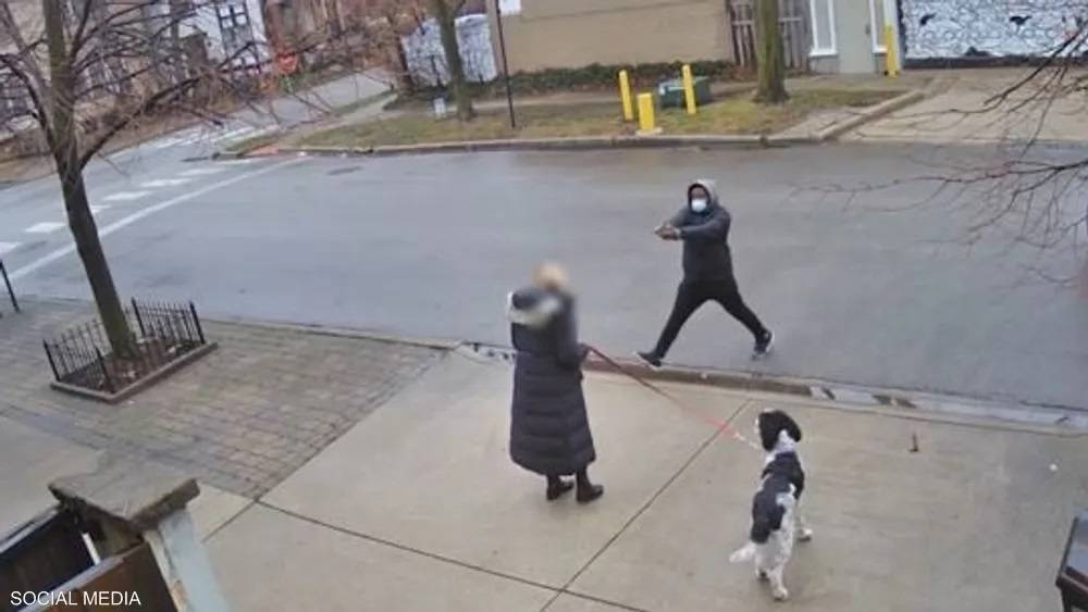 شاهد .. ملثم مسلح يسرق مسنة أمريكية تحت تهديد السلاح  في  شيكاغو