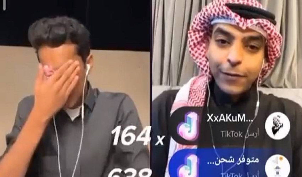 شاهد..  «قعيد» يضع معجون أسنان على عينه بعد خسارة تحدي مع «ملاحي»