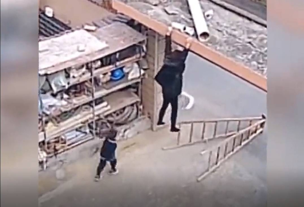 شاهد: ردة فعل طفل بعد رؤيته انزلاق سلم من أسفل قدمي والدته