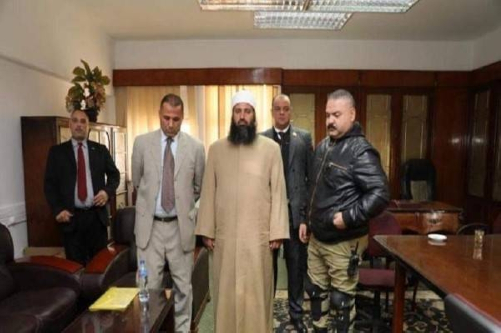 مصر: القبض على مأذون شرعي طالب الشباب بالزواج بشكل عاجل!