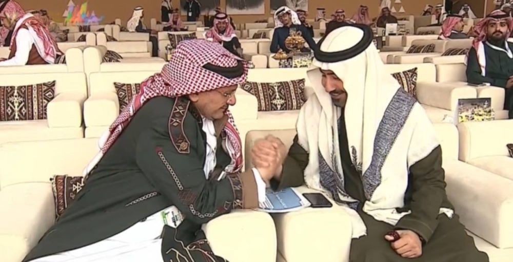 شاهد: تحدي القوة بين مالك الإبل  نايف الراجحي  ونظيره عبد الله بن عودة  داخل المنصة