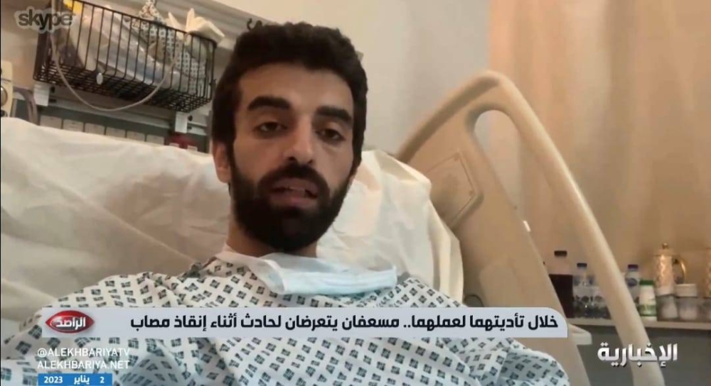 شاهد .. تفاصيل إصابة مسعفين في حادث تصادم أثناء إنقاذهما حياة طفلة