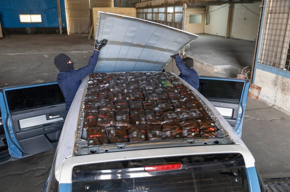 شاهد.. لحظة إحباط تهريب 81 كيلو من الحشيش المخدر مخبأة في تجويف سقف مركبة بمنفذ الوديعة .. والقبض على مستقبلها