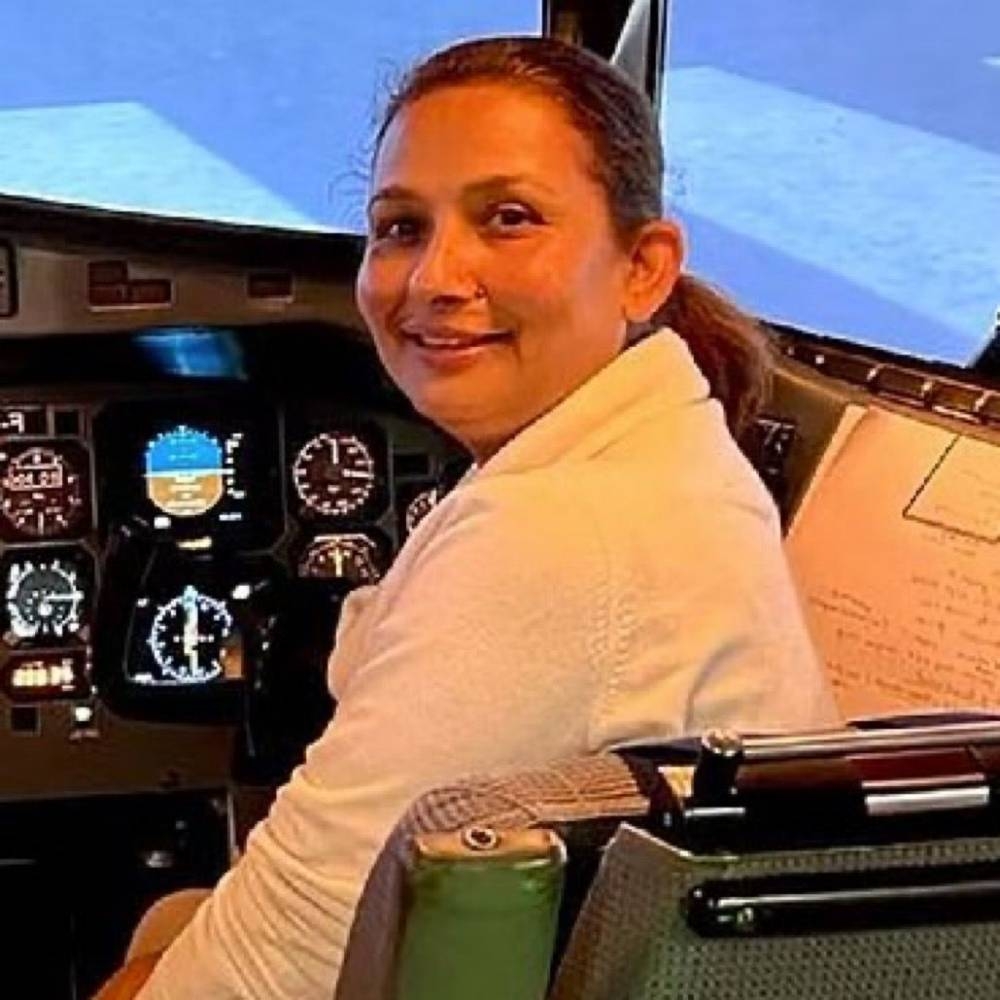 على خطى زوجها.. مفاجأة حزينة بشأن مساعدة قائد "طائرة نيبال"