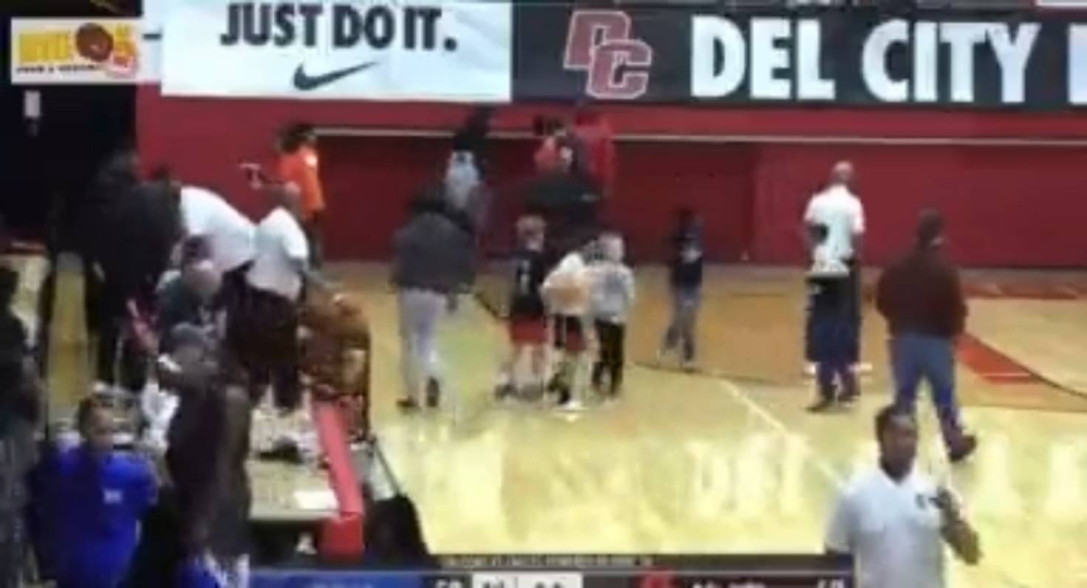 شاهد .. إطلاق نار داخل مدرسة في أمريكا أثناء مباراة كرة سلة بين الطلاب