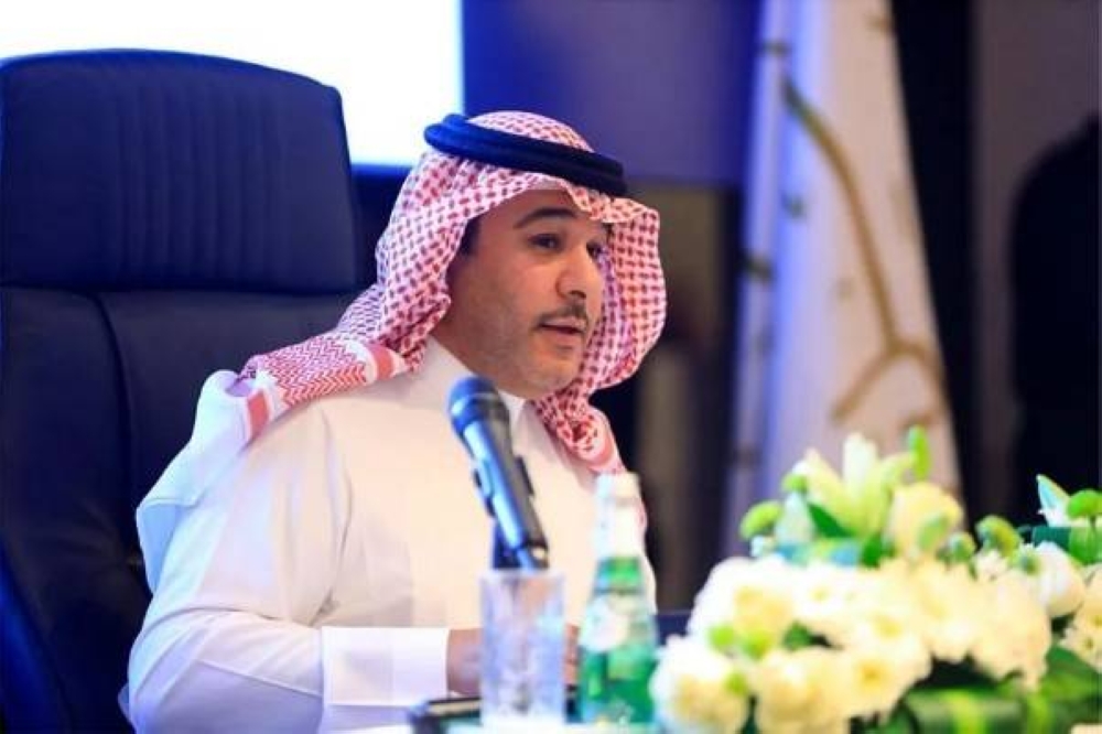 شاهد: "بن حثلين" ينشر صورة شخص  يرتدي تيشيرت مطبوع عليه خنزير.. ويعلق: بعض العرب يتنكر من الإبل