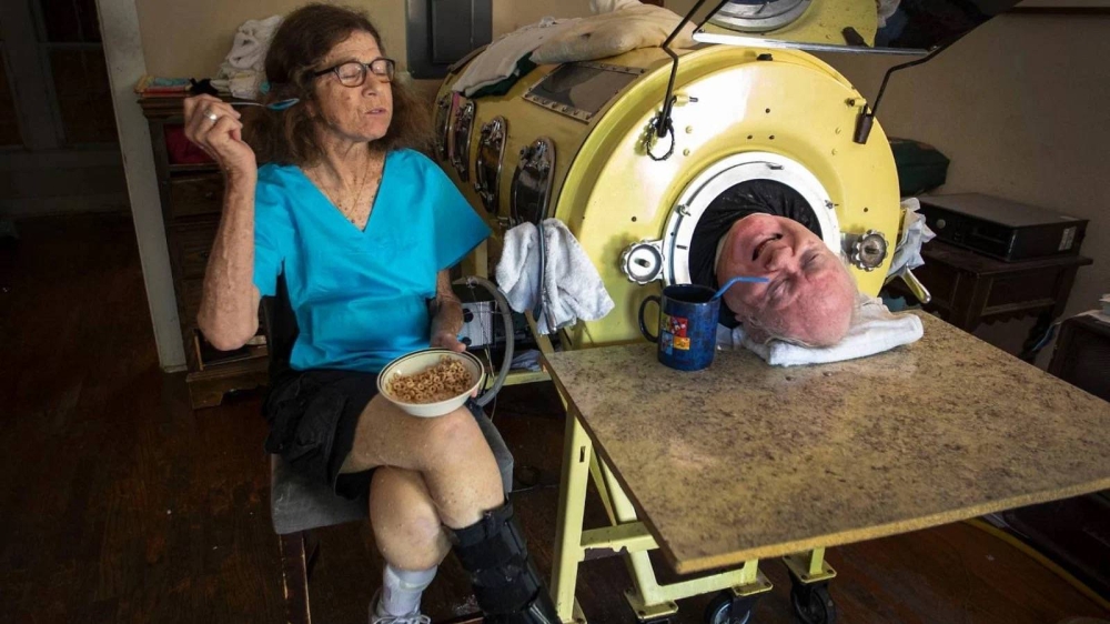 شاهد ..قصة أمريكي يعيش داخل " أنبوب حديدي" منذ 70 عامًا.. والكشف عن طبيعة مرضه