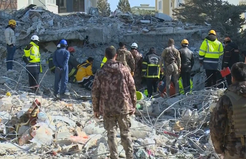 شاهد .. لحظة صمت من فريق الإنقاذ السعودي أملاً في العثور على أحد الناجين تحت الأنقاض في غازي عنتاب