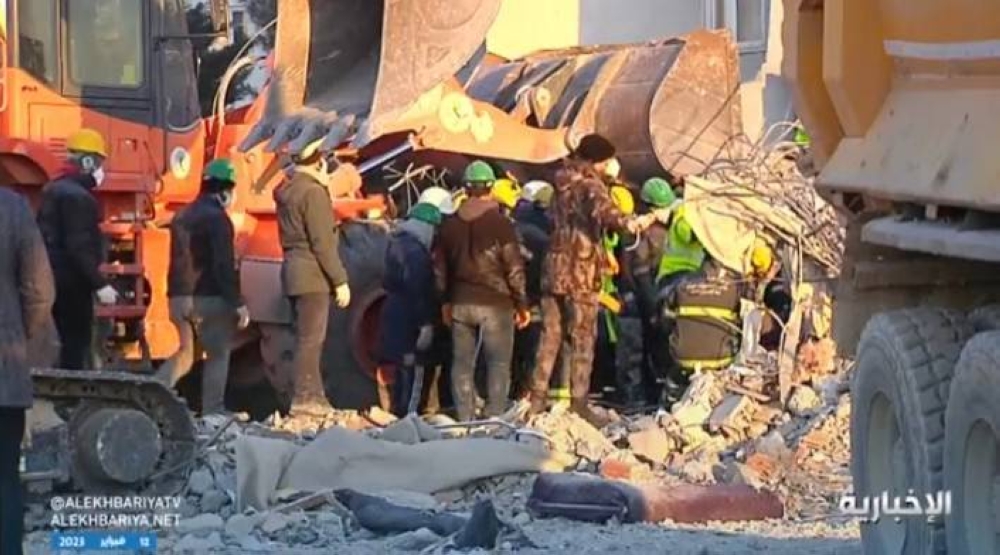 شاهد: فريق الإنقاذ السعودي يطلب لحظة صمت رابعة لسماع صوت الطفل المحتجز تحت الأنقاض في غازي عنتاب بتركيا