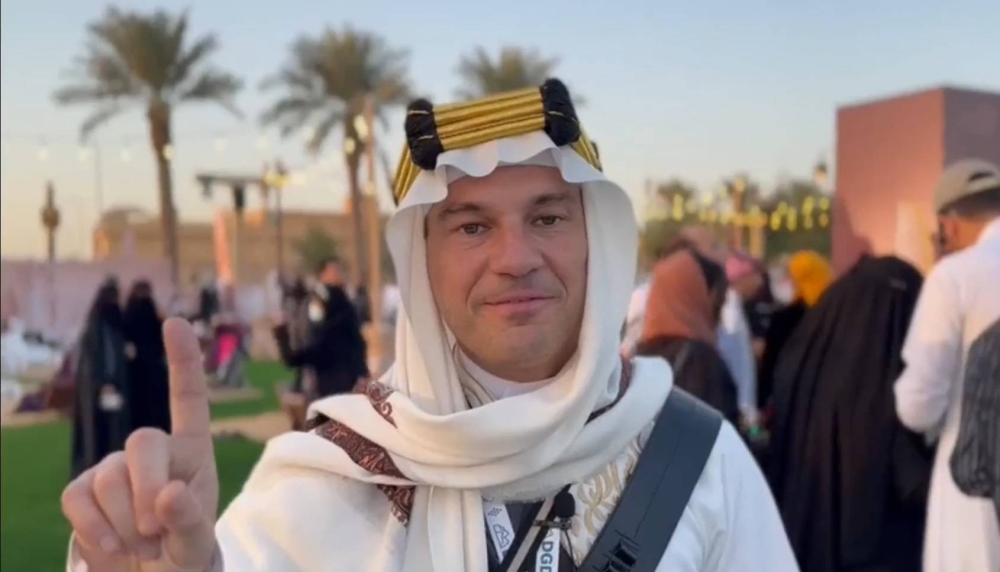 شاهد.. مقيم ألماني يرتدي الزي السعودي ويحتفل بيوم التأسيس