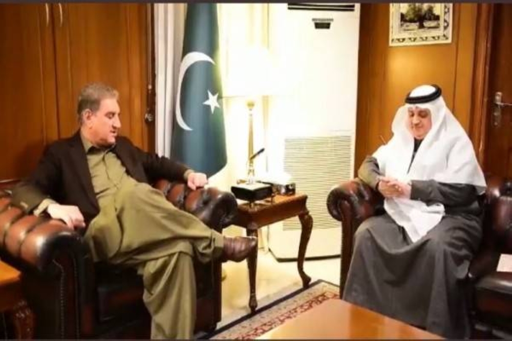 ظهر مرعوباً.. شاهد: لحظة القبض على وزير خارجية باكستان الأسبق "شاه قريشي"