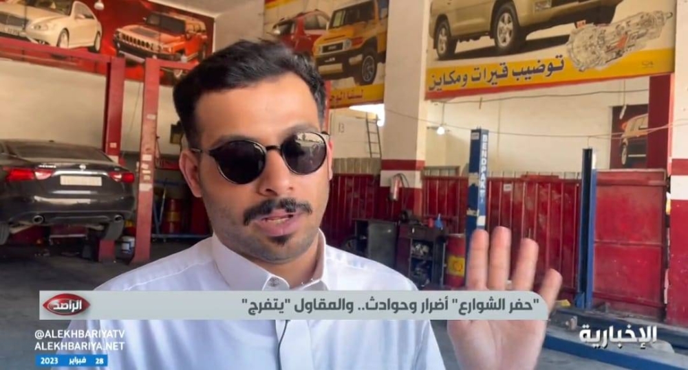 بالفيديو.. مواطنون يشكون تعرض سياراتهم لأضرار جسيمة بسبب الحفر.. وأحدهم يكشف ردة فعل مقاول بعدما طالبه بالتعويض