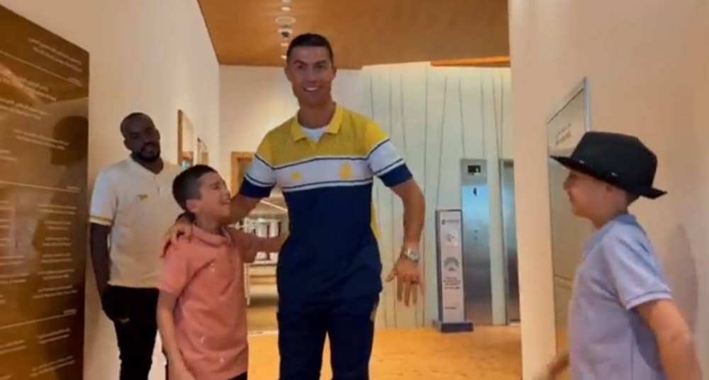 شاهد.. لحظة لقاء رونالدو والطفل السوري الذي تمنى مقابلته أثناء الزلزال