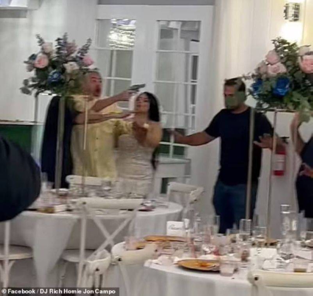 شاهد .. صاحب قاعة مناسبات أمريكي يقتحم حفل زفاف ويطلق النار لسبب غريب!