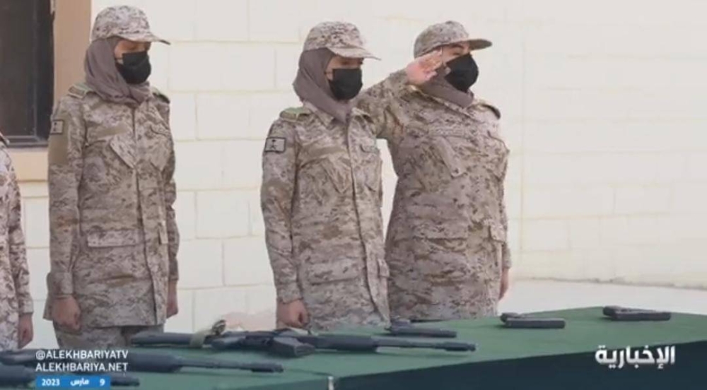 شاهد: عرض عسكري لمهارات مجندات سعوديات أثناء حفل تخريج  الدورة المتقدمة لإدارة ضباط صف