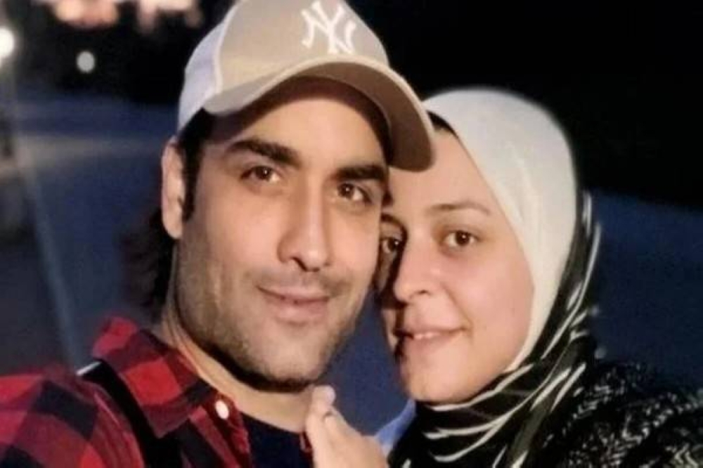 فنان هندي شهير يعتنق الإسلام ويتزوج سراً من صحفية مصرية 