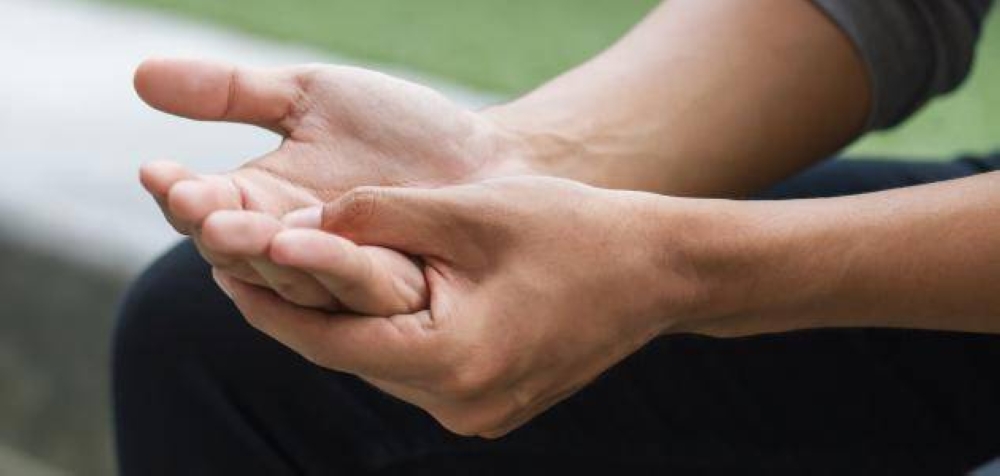 علامة صغيرة في أصابع اليد اليمنى تدل على الإصابة بسرطان الرئة