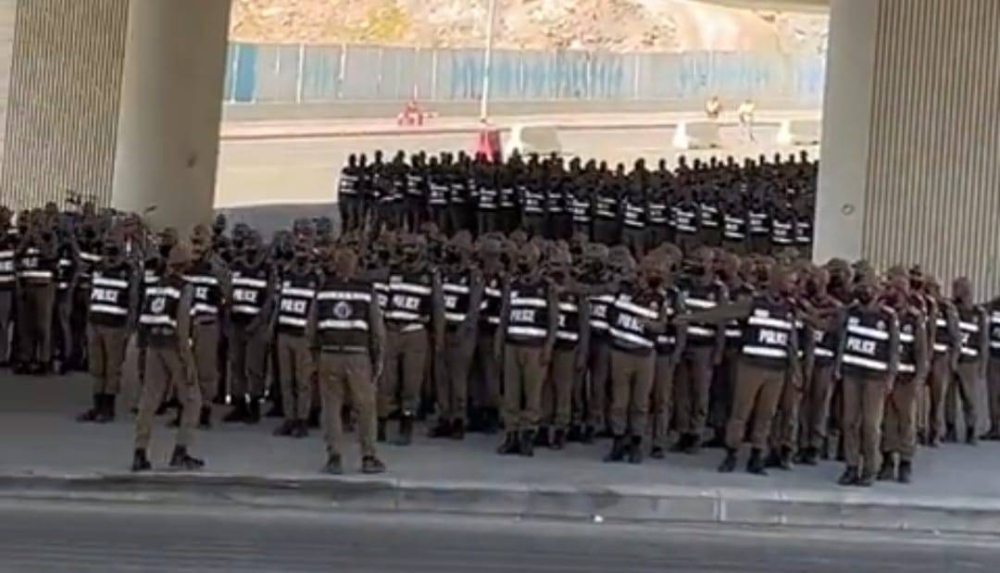 شاهد: لحظة وصول شرطة حماية الحرم المكي لتنظيم المعتمرين في شهر رمضان