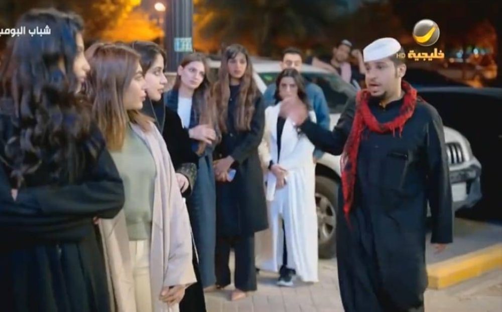 شاهد.. فيصل العيسى يطقطق على سواقة البنات في "شباب البومب"