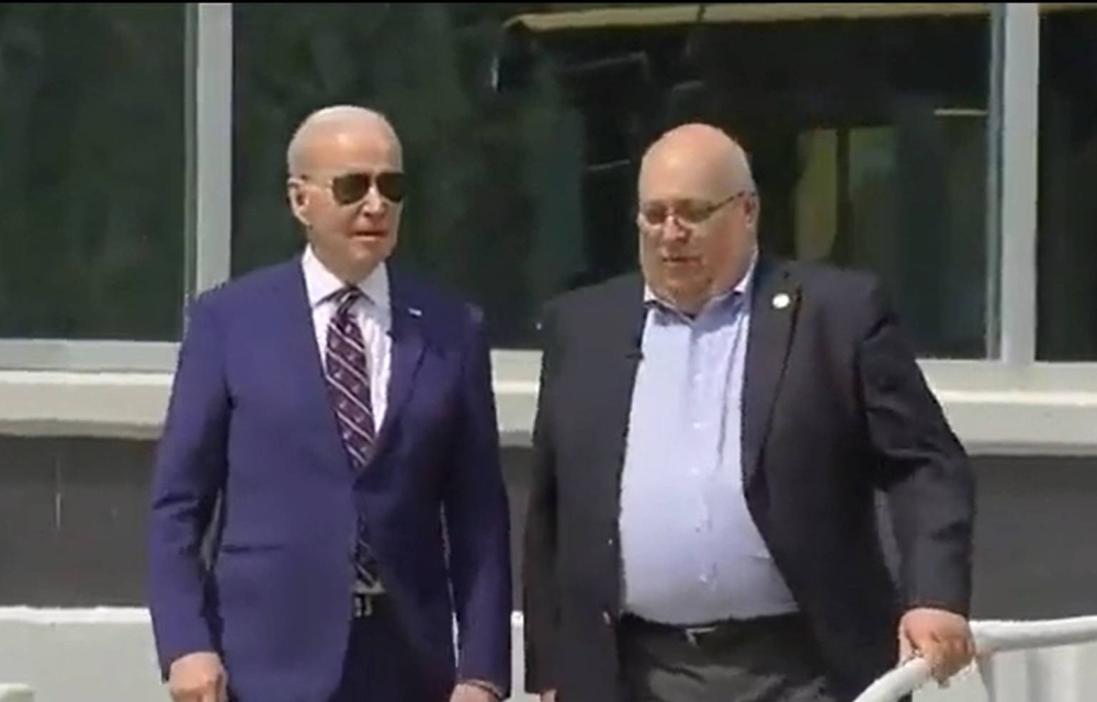 شاهد.. لحظة إعطاء بايدن تعليمات بما سيفعله قبل زيارة أحد المصانع