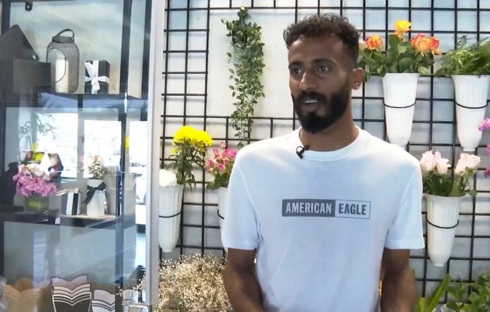 شاهد.. حارس مرمى الاتفاق "عبدالله العويشير" يبيع القهوة والورود.. ويكشف السبب شاهد.. حارس مرمى الاتفاق "عبدالله العويشير" يبيع القهوة والورود.. ويكشف السبب