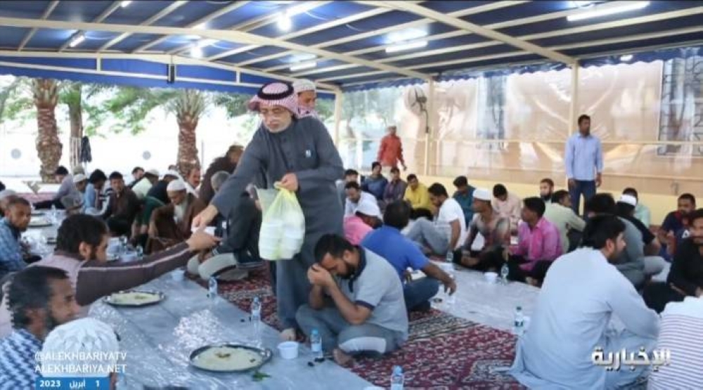 منذ 8 أعوام.. بالفيديو: عائلة في سكاكا تفطر 7 آلاف صائم في رمضان بمسجد والدهم .. وهذه قصتهم