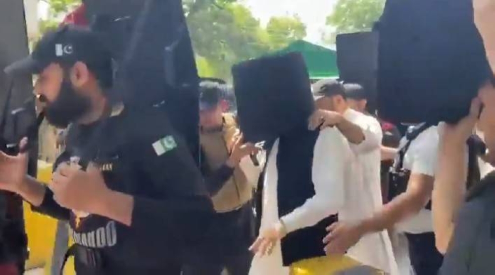 شاهد : درع حديدي "غريب" فوق رأس عمران خان لحمايته