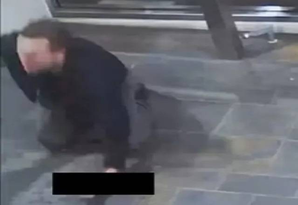 شاهد.. اللحظات الأخيرة  لمؤسس أهم تطبيق مالي في أمريكا يحتضر وسط الشارع بعد طعنه على يد مجهول