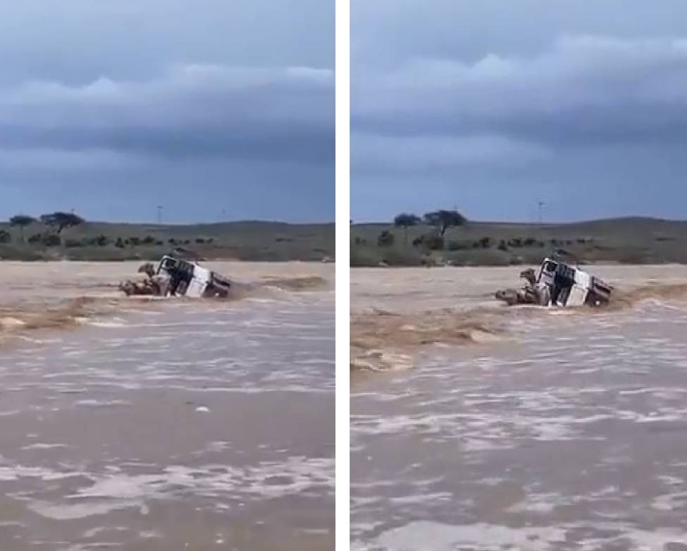 شاهد: انقلاب مركبة محملة بـ "الجمال" وسط السيل في شرق الحناكية