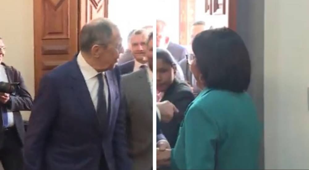 ‏اختبأت وفاجأته من خلف الباب..شاهد ردة فعل وزير خارجية روسيا بعد ممازحة نائبة رئيس فنزويلا له