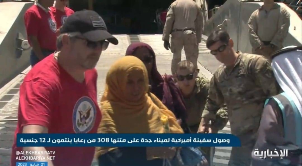 شاهد: لحظة وصول سفينة أمريكية إلى جدة قادمة من السودان تقل رعايا 12 دولة