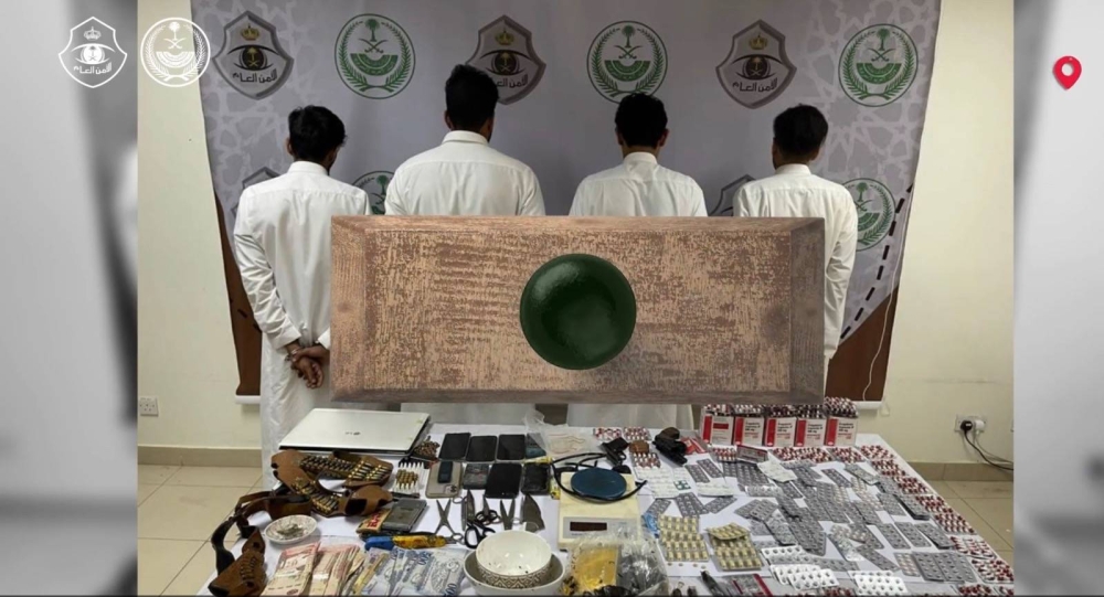 شاهد.. فيديو " تم القبض " على عدد من مهربي المخدرات.. والكشف عن جنسياتهم وما عثر عليه بحوزتهم